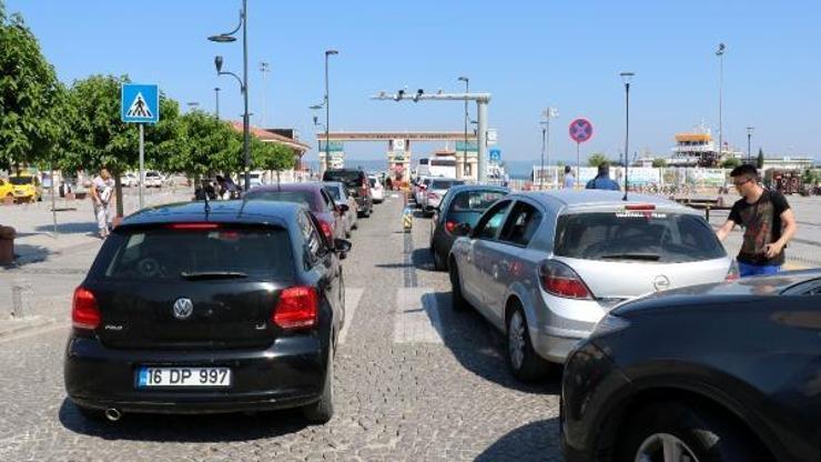 Çanakkale feribot iskelesinde tatilcilerin dönüş yoğunluğu