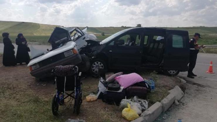 Hafif ticari araç ile otomobil çarpıştı: 6 yaralı