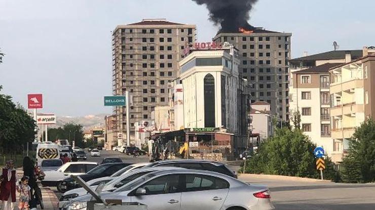 Elazığda, inşaatın çatısında yangın