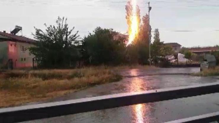 Yıldırım isabet eden ağaç alev topuna döndü