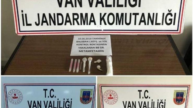 Vanda 3 yolcunun üzerinden uyuşturucu çıktı