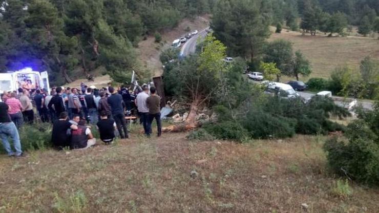 Devrilen kamyonun sürücüsü ağır yaralandı