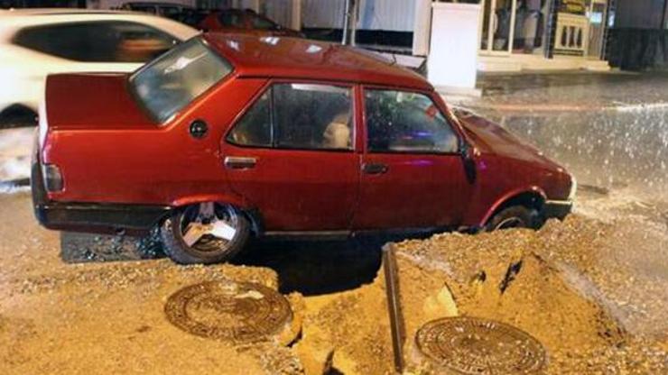 Sivasta yol çöktü, otomobil çukura düştü