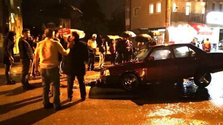 Otomobil yağmur sularının oluşturduğu çukura düştü