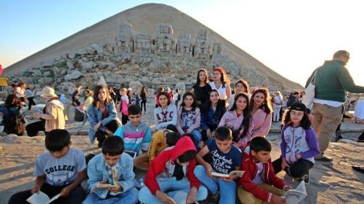 Öğrenciler, Nemrut Dağında kitap okudu