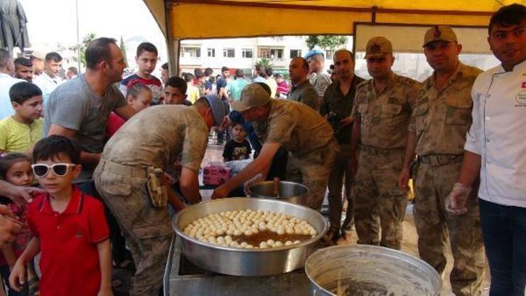 Jandarma şehitler için lokma dağıttı