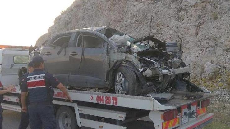 Bilecik’te kayalıklara çarpan otomobilin sürücü öldü