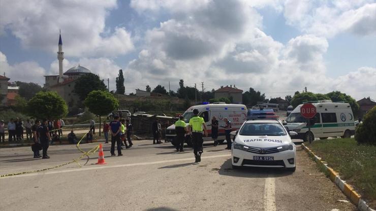 Otomobil ile minibüs çarpıştı: 1 ölü, 4 yaralı