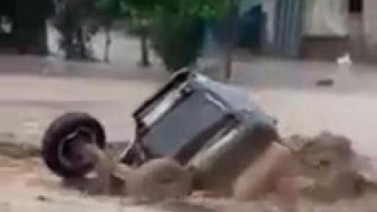 Acıpayamda sel; otomobil ve traktör sürüklendi
