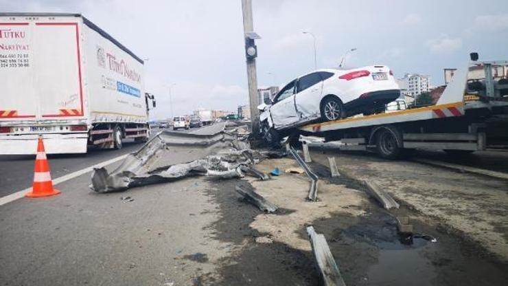Sultanbeylide bariyerlere çarpan otomobilin sürücüsü yaralandı