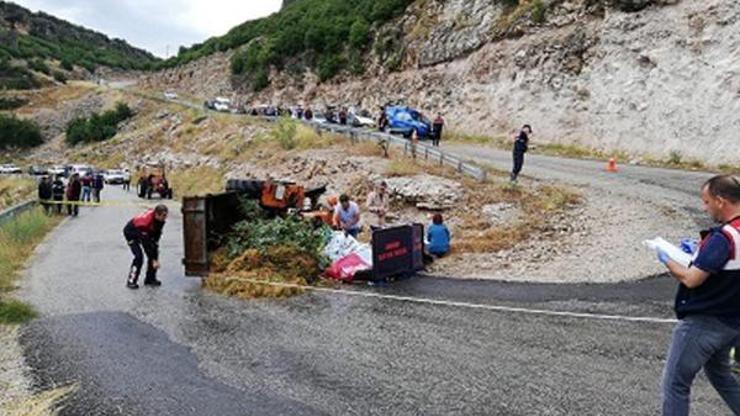 Devrilen traktördeki karı-kocayı, ölüm ayırdı