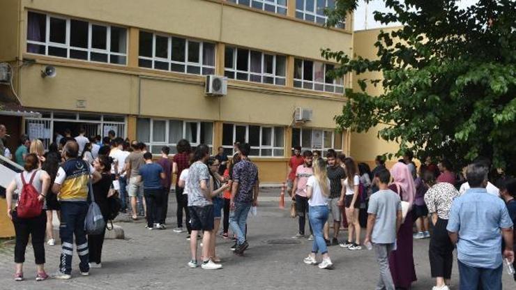 Kimliğini unuttuğu için sınava giremeyen öğrenciye anne azarı