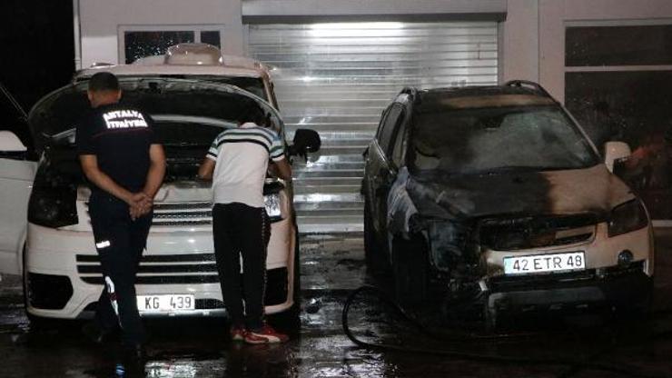 Oto galeri önündeki 2 araç kundaklandı