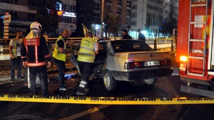 Otomobil aydınlatma direğine çarptı: sürücü yaralandı