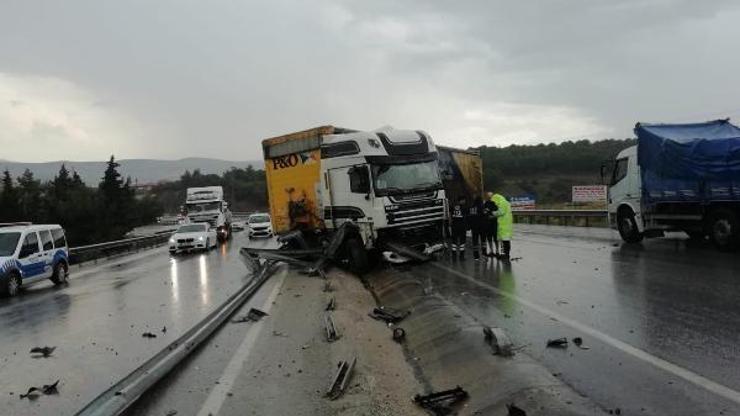 Makas atan TIR, bariyerleri çarptı