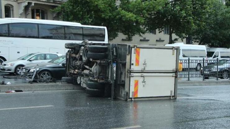 Beyoğlunda bariyerlere çarpan kamyonet devrildi