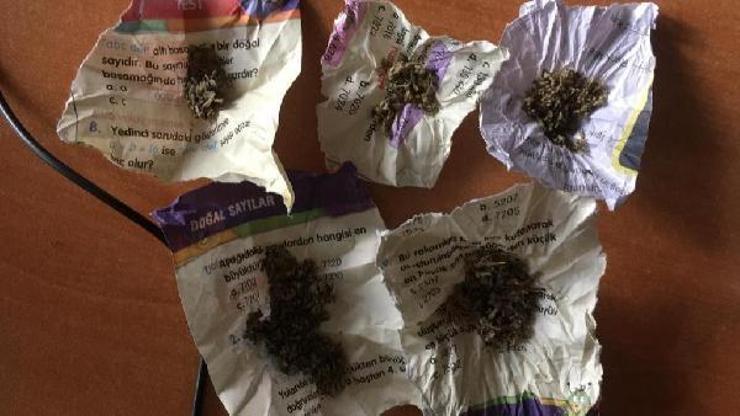 Polisi görünce uyuşturucuyu aracın camından attılar
