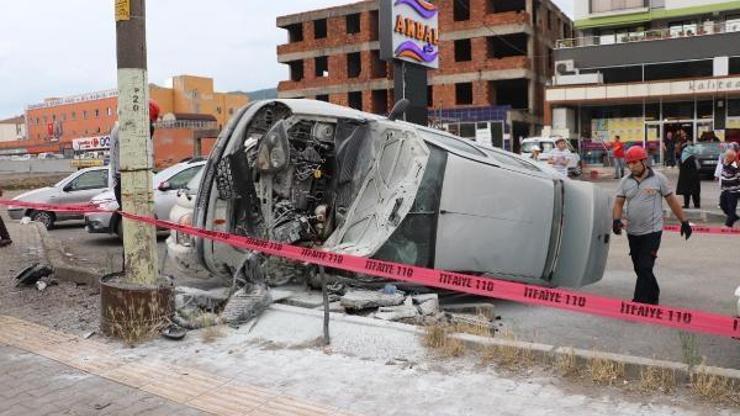 Direksiyonda fenalaştı, otomobiliyle direğe çarpıp, takla attı