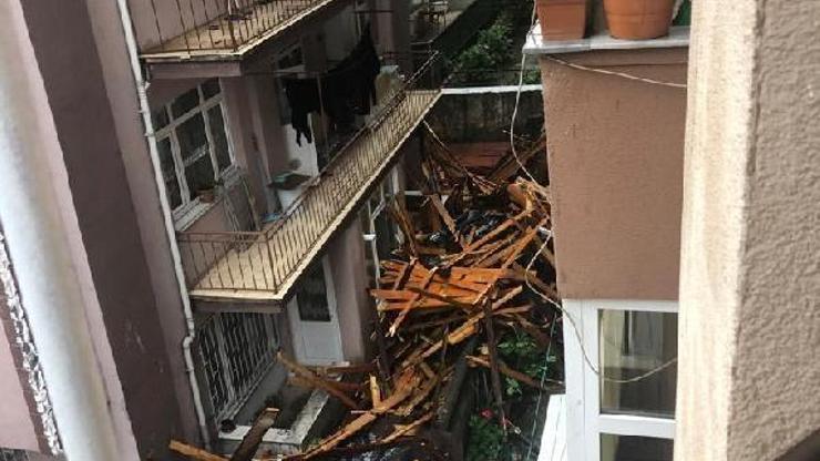 Fırtınada apartmanın çatısı uçtu