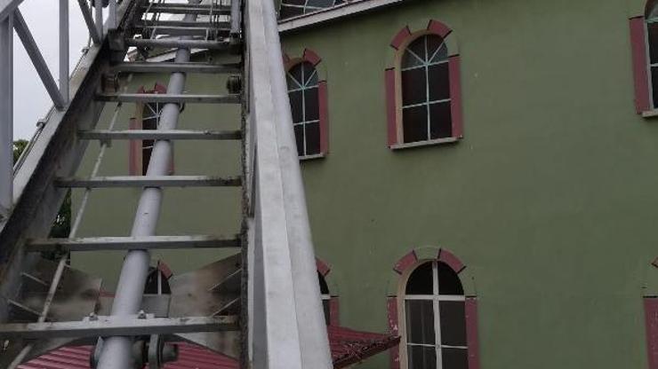 Cami kubbesinde sıkışan leyleği itfaiye kurtardı