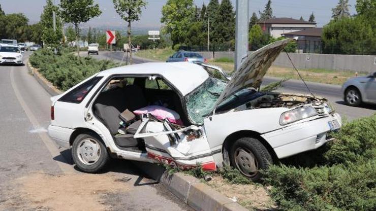 Otomobil, aydınlatma direğine çarptı: 2si çocuk 5 yaralı
