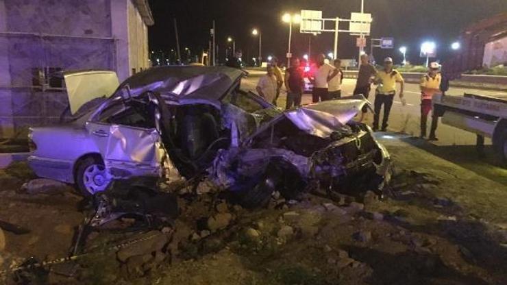 Otomobil refüje çarpıp, savruldu: 1 ölü, 3 yaralı
