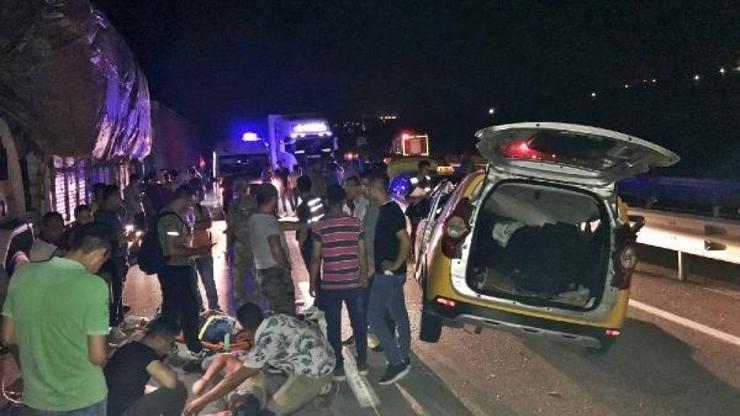 Terhis olan gençler kaza yaptı: 6 yaralı