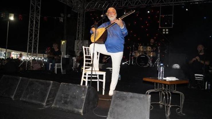 Finikede Onur Akın konseri
