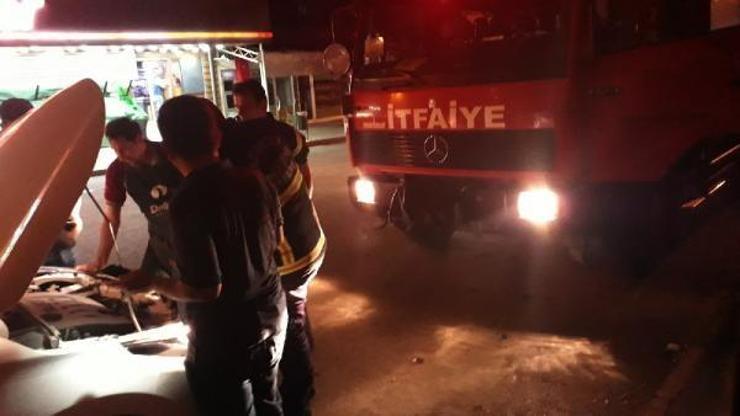 Otomobilde sıkışan kediyi itfaiye kurtardı