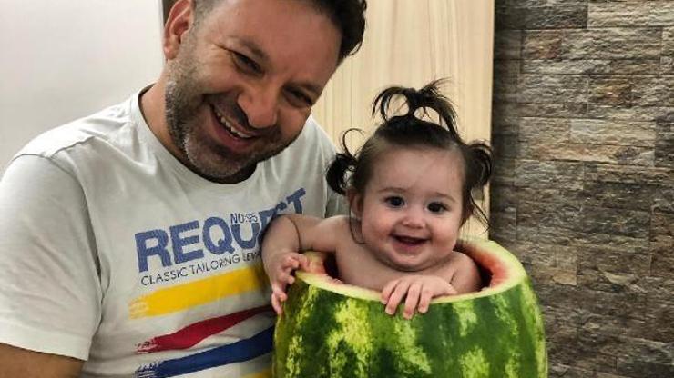 7 aylık bebeğini, içini oyduğu karpuzda serinletti