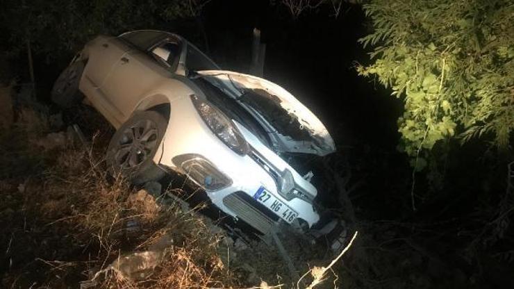 Otomobil evin bahçesine uçtu: 2 yaralı