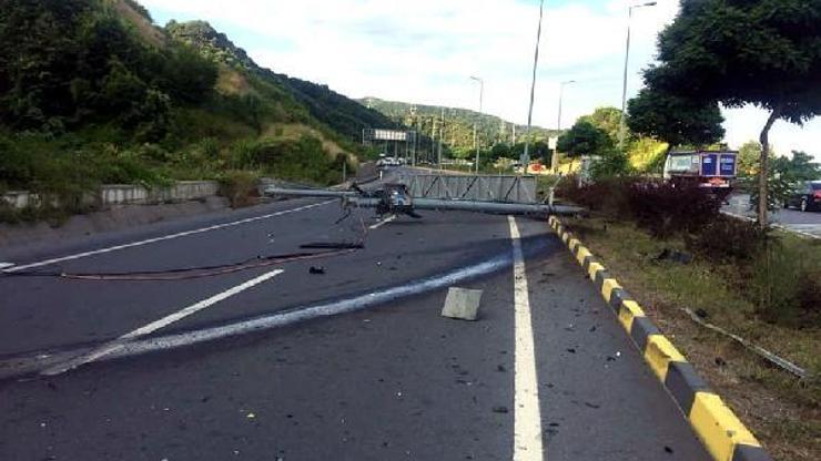 Karayolları tabelası devrildi, trafik aksadı