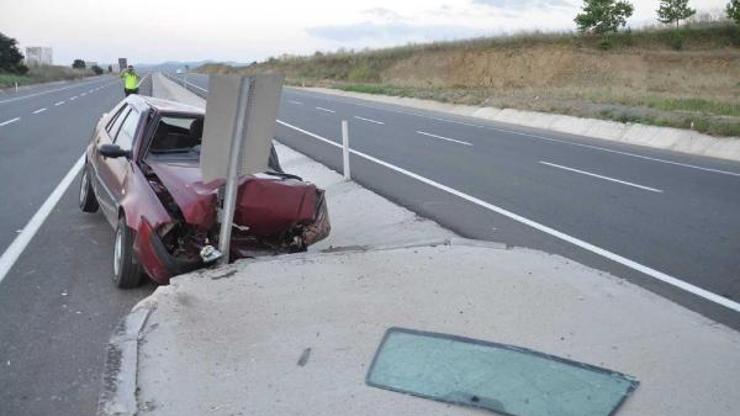 Otomobil refüje çarptı: 2 yaralı