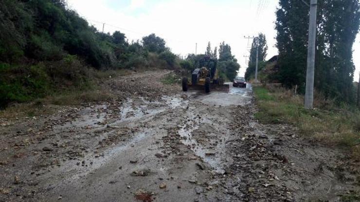 Sağanağın olumsuz etkilediği Demirci yollarında çalışma
