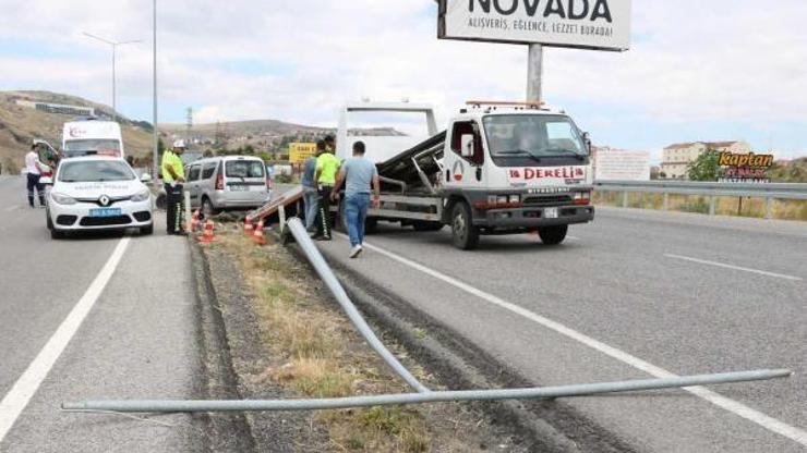 Otomobil aydınlatma direğine çarptı: 2si çocuk 7 yaralı