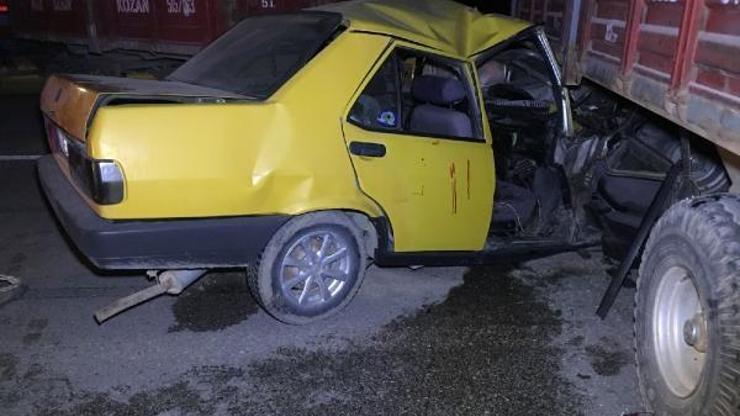 Otomobil, traktör römorklarına çarptı: 2 yaralı