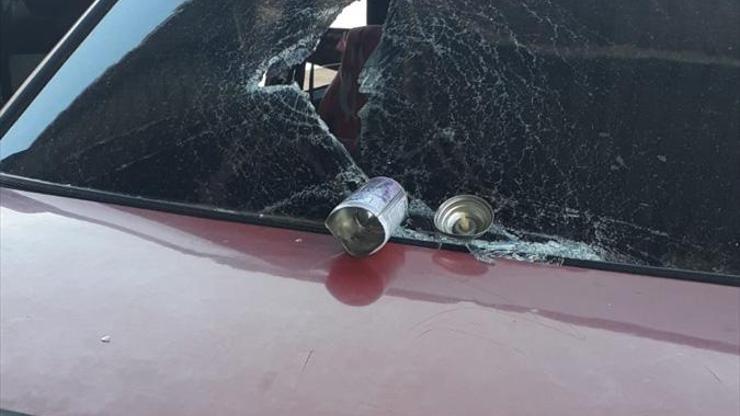 Patlayan deodorant kutusu otomobilin camını kırdı