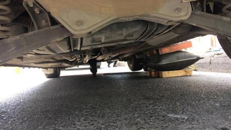 Otomobilin altında sıkışan kediyi itfaiye kurtardı