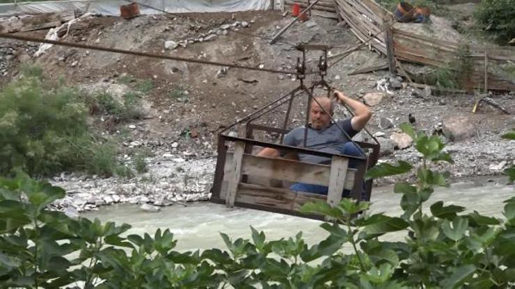 Çoruh Nehri’ni ilkel teleferikle geçiyorlar