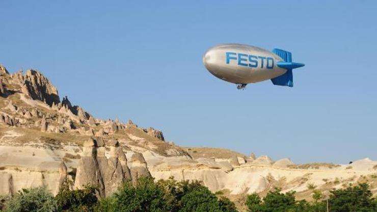 Figürlü balonlar gökyüzünü süsledi