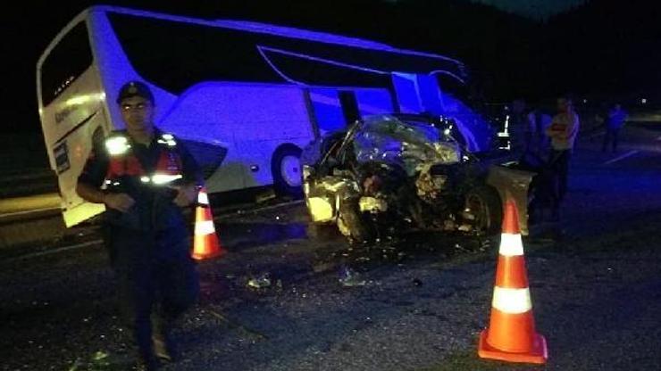 Otomobil ile yolcu otobüsü çarpıştı; uzman çavuş öldü, 8 kişi yaralı