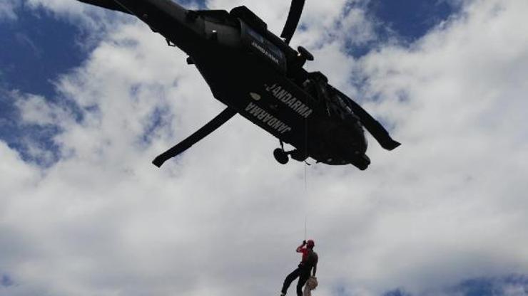 Dağ tırmanışında düşerek yaralanan üniversiteli, helikopterle kurtarıldı