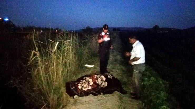 Su dolu kanala düşen araçta, kocasının cesediyle birlikte 25 saat kurtarılmayı bekledi