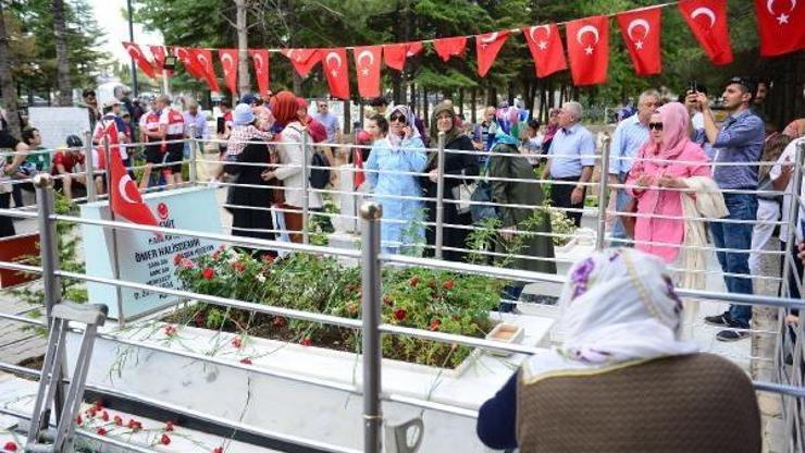 Ömer Halisdemirin mezarına ziyaretçi akını