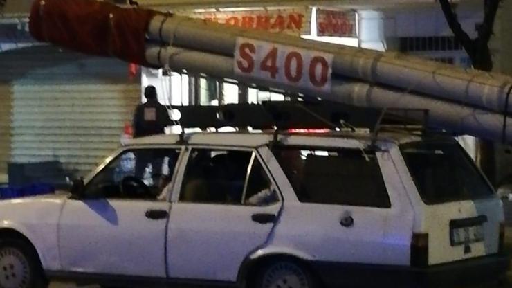 S-400 füzesine benzettiği maketi aracına bağlayıp 15 Temmuz zaferini kutladı