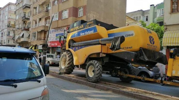 Şehir merkezine giren biçerdöver, trafiği birbirine kattı