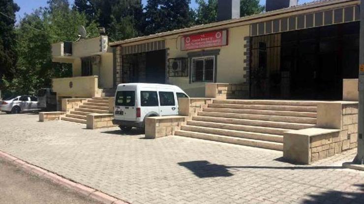 Otomobilinden uçan evrakı toplarken araç çarpmasıyla öldü