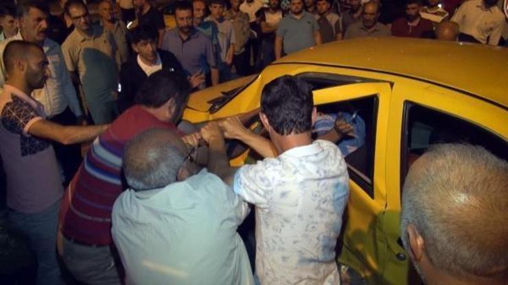 Kazada takside sıkışan sürücü, güçlükle kurtarıldı