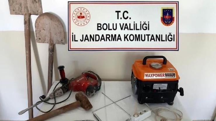 Diş hekimi ve eski muhtar, kaçak kazı yaparken yakalandı