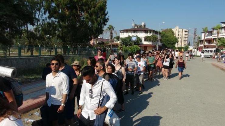 Arsuzda binlerce genç, festival için kilometrelerce kuyruk oluşturdu